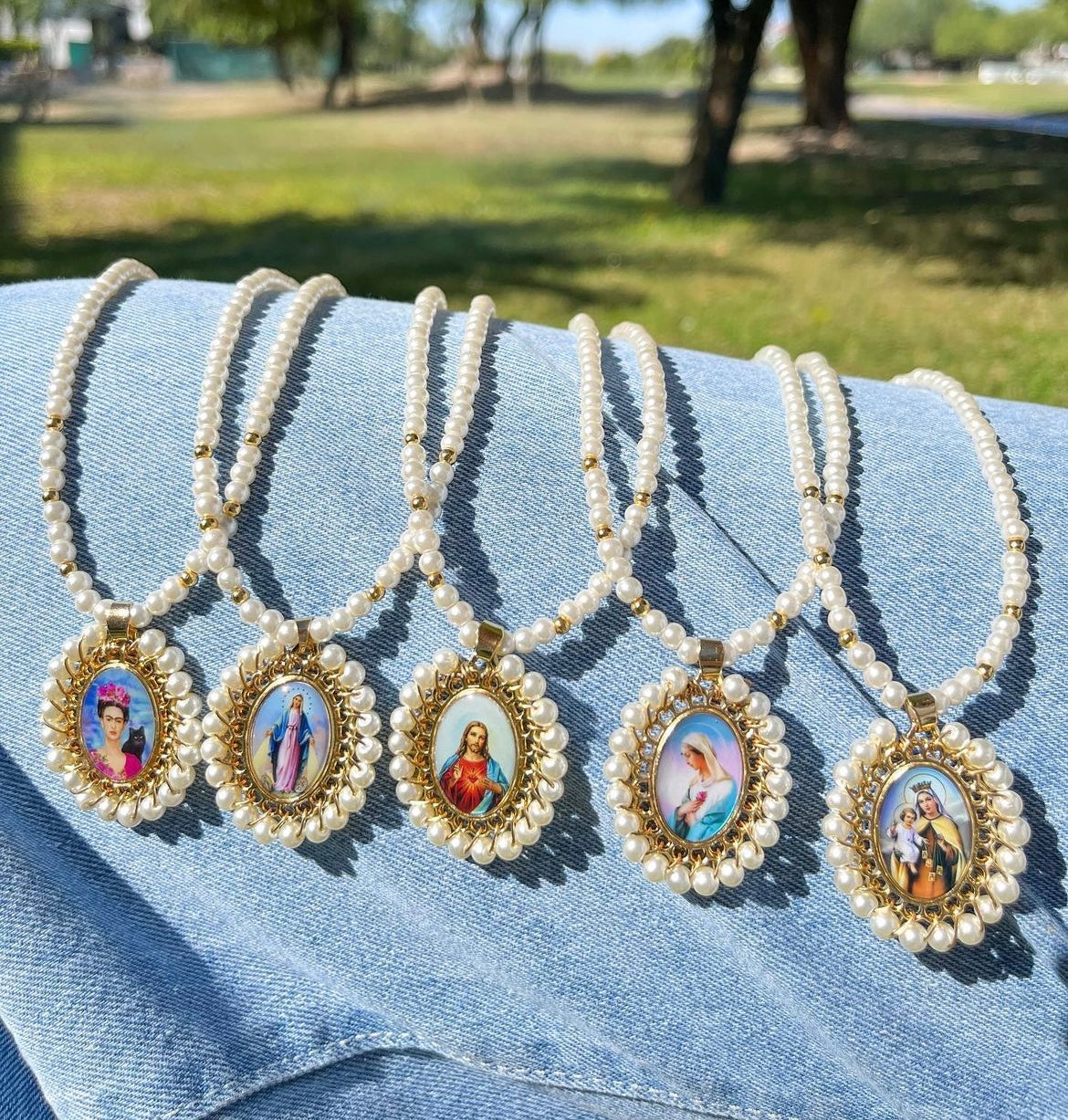 Collar de perlas con medallas religiosas